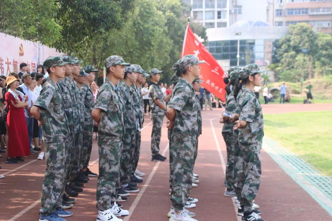 太阳集团81068网址都会森林学校盛大举行2019级新生自觉学习及军事训练闭营仪式