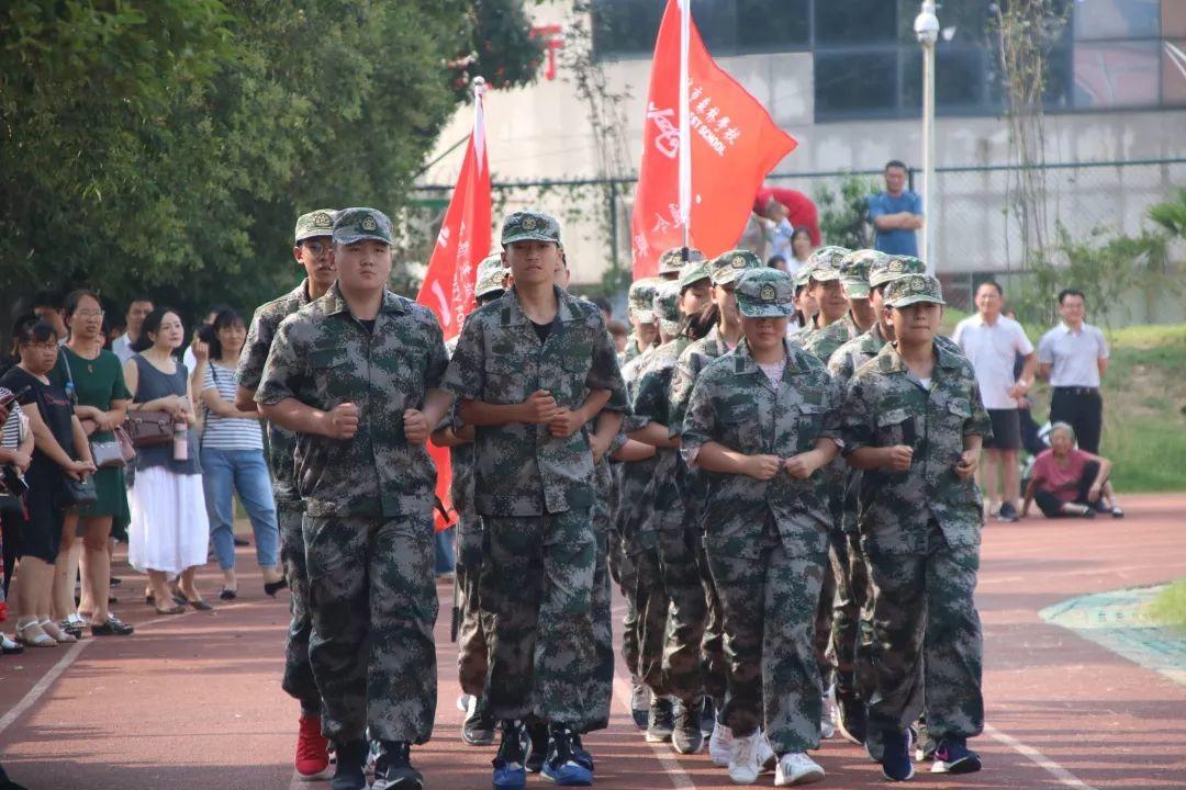 太阳集团81068网址都会森林学校盛大举行2019级新生自觉学习及军事训练闭营仪式