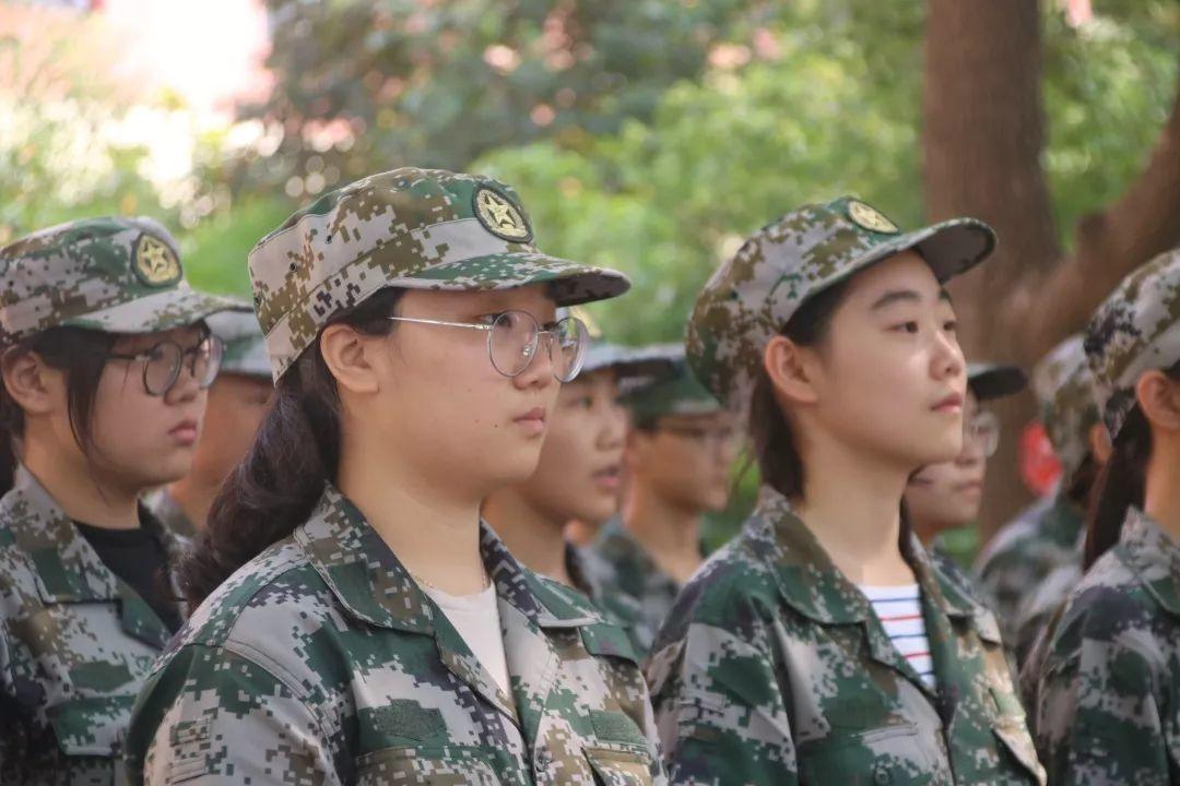 太阳集团81068网址都会森林学校盛大举行2019级新生自觉学习及军事训练闭营仪式