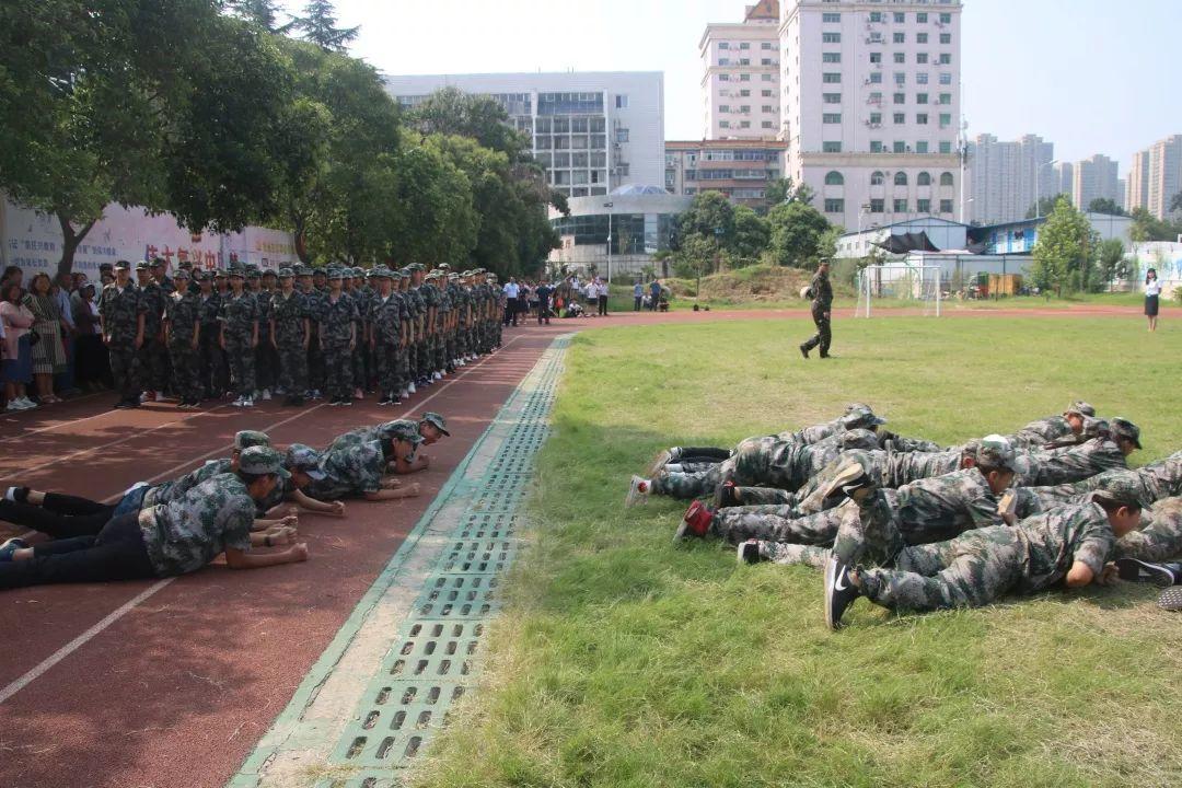 太阳集团81068网址都会森林学校盛大举行2019级新生自觉学习及军事训练闭营仪式