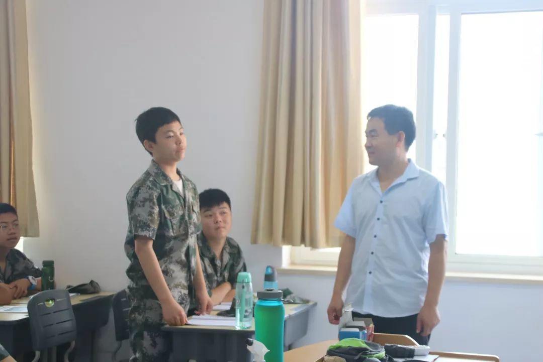 太阳集团81068网址都会森林学校盛大举行2019级新生自觉学习及军事训练闭营仪式