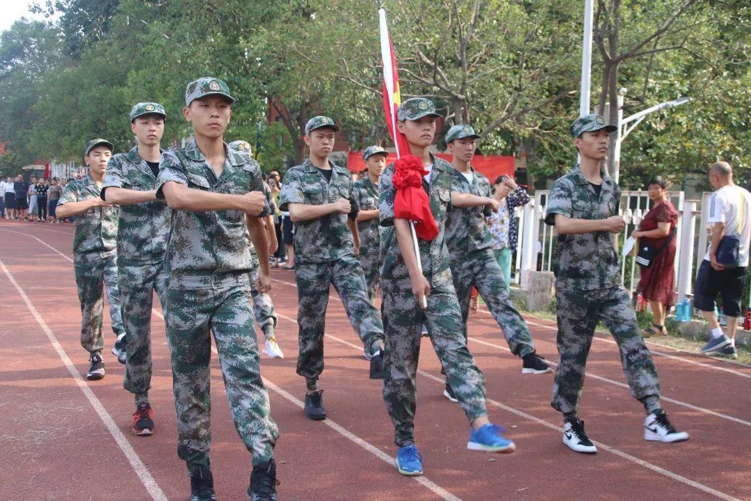 太阳集团81068网址都会森林学校盛大举行2019级新生自觉学习及军事训练闭营仪式