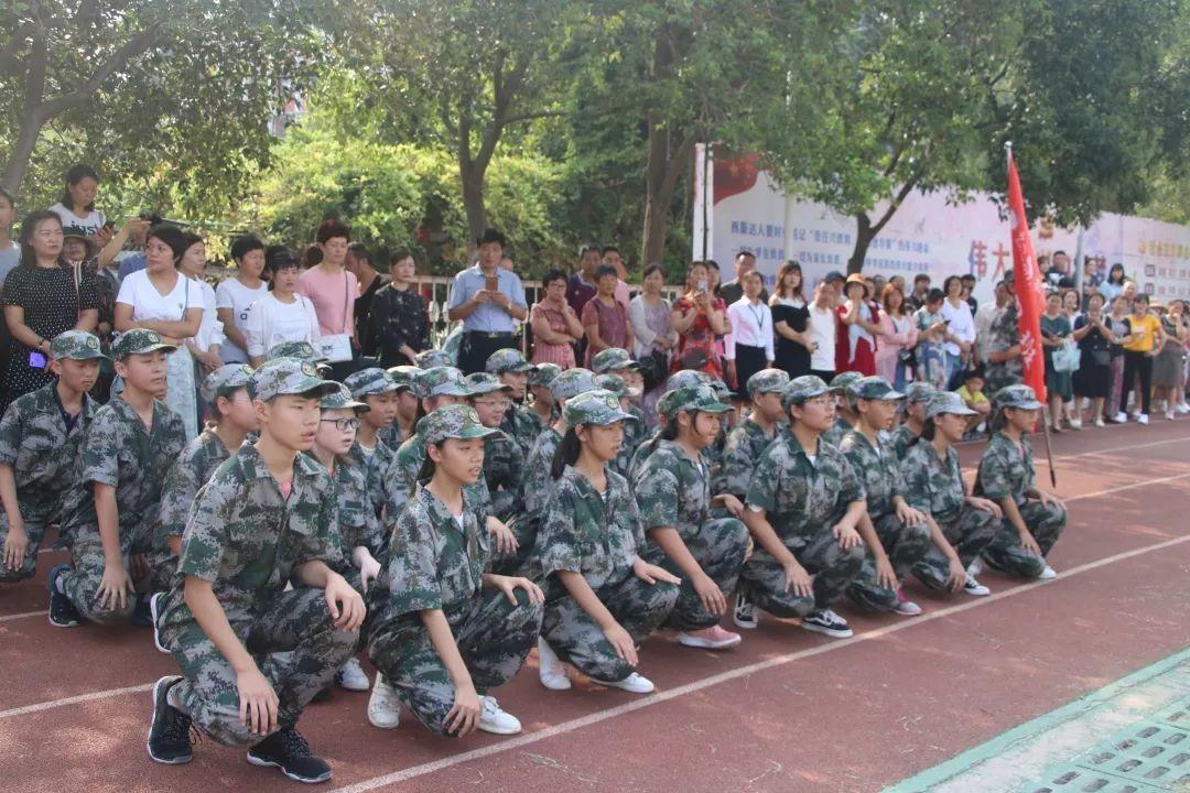 太阳集团81068网址都会森林学校盛大举行2019级新生自觉学习及军事训练闭营仪式