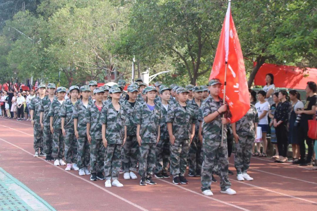 太阳集团81068网址都会森林学校盛大举行2019级新生自觉学习及军事训练闭营仪式