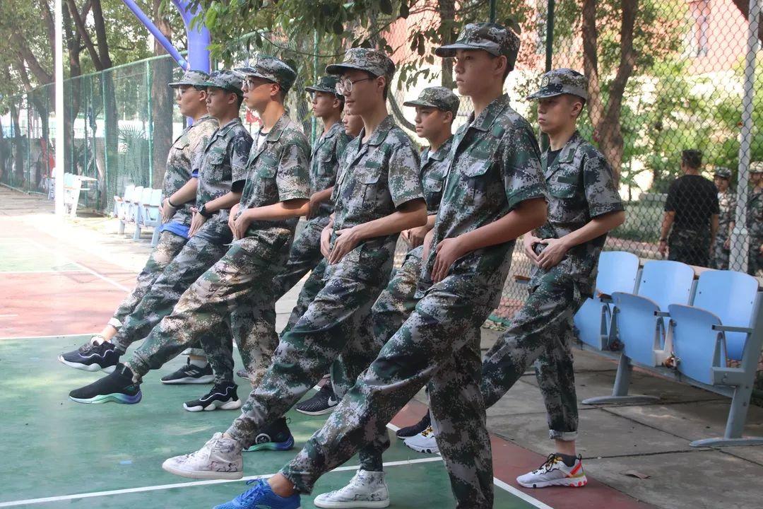 太阳集团81068网址都会森林学校盛大举行2019级新生自觉学习及军事训练闭营仪式