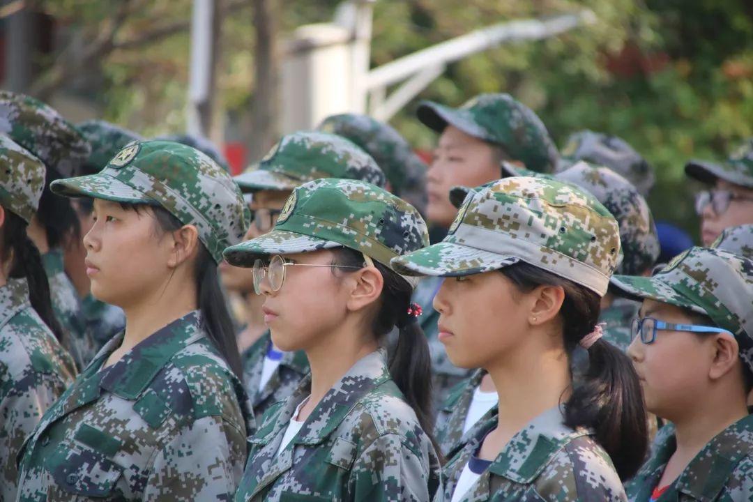 太阳集团81068网址都会森林学校盛大举行2019级新生自觉学习及军事训练闭营仪式