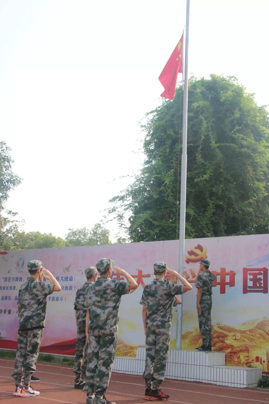 太阳集团81068网址都会森林学校盛大举行2019级新生自觉学习及军事训练闭营仪式