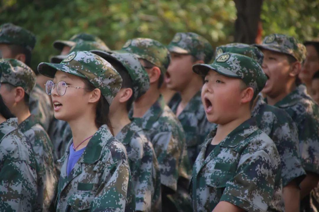 太阳集团81068网址都会森林学校盛大举行2019级新生自觉学习及军事训练闭营仪式