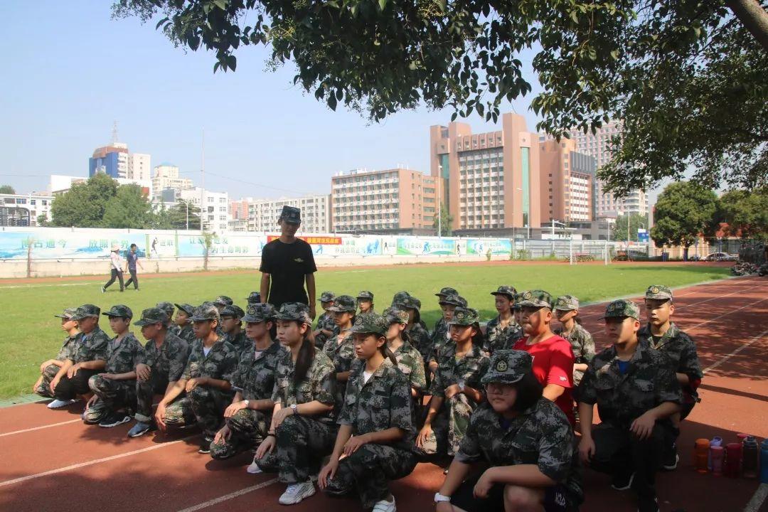 太阳集团81068网址都会森林学校盛大举行2019级新生自觉学习及军事训练闭营仪式