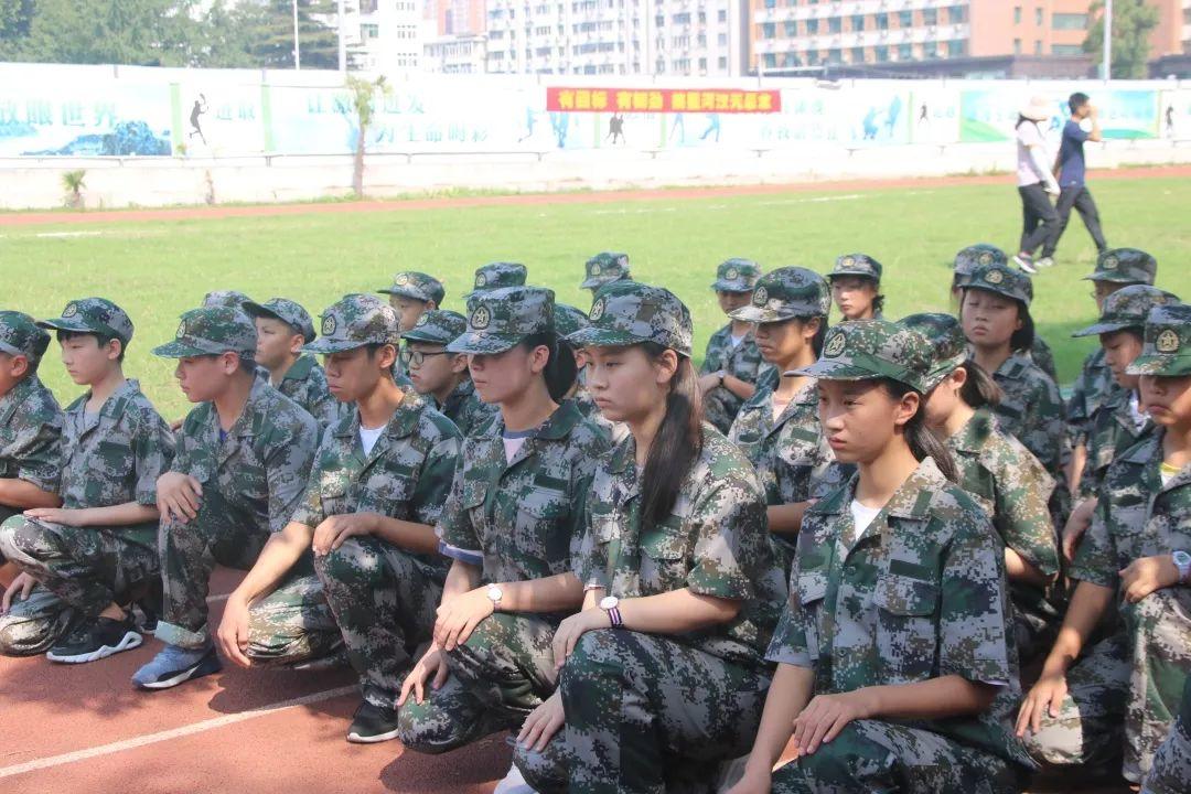 太阳集团81068网址都会森林学校盛大举行2019级新生自觉学习及军事训练闭营仪式