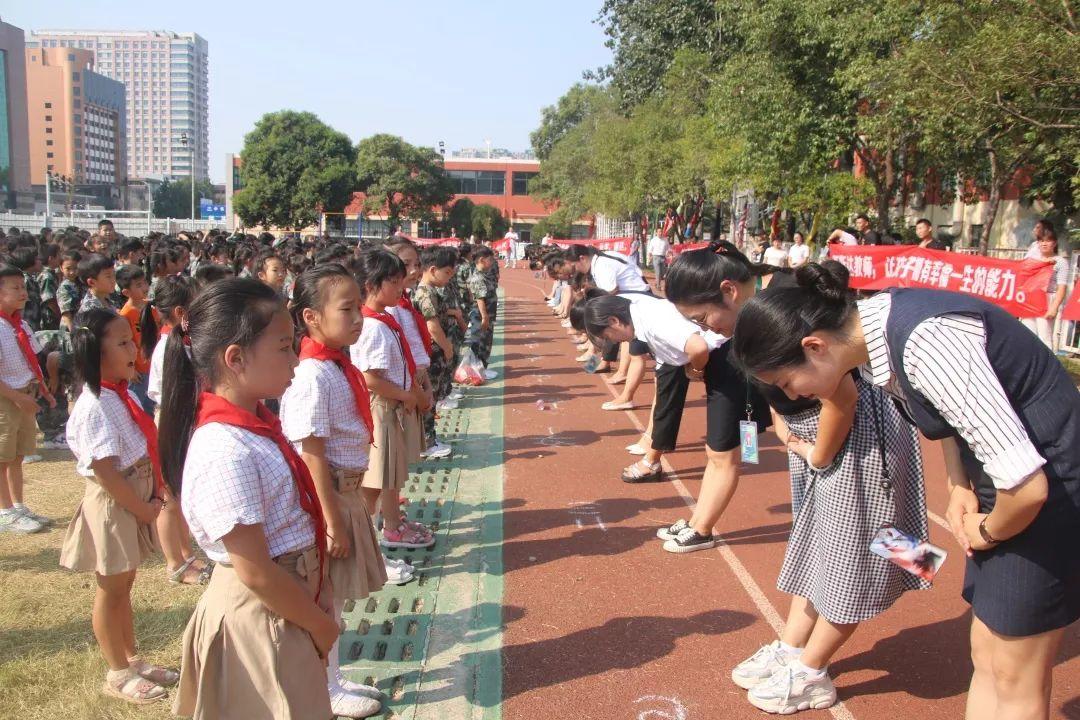 “迎民族盛会 向祖国致敬”——太阳集团81068网址都会森林学校小学部2019-2020学年第一学期开学仪式盛大举行